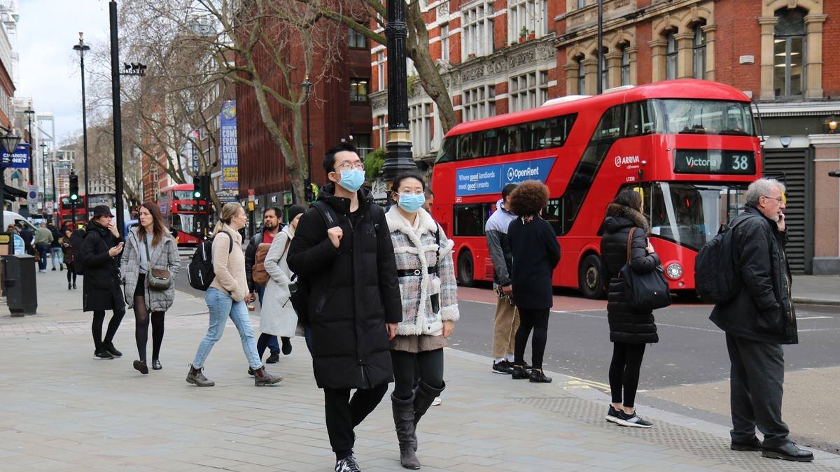 Reino Unido autoriza infectar de COVID-19 a personas sanas para probar fármacos