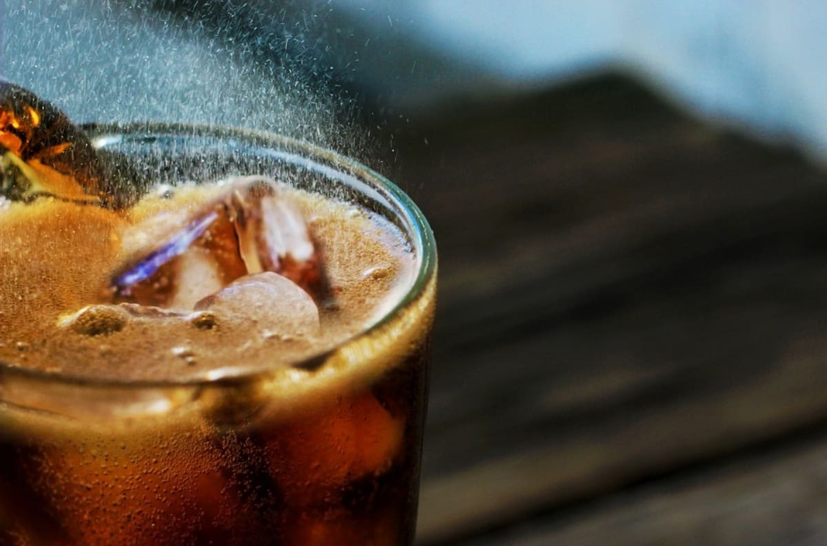 VIDEO: Recrea receta del refresco de cola más famoso y se vuelve viral