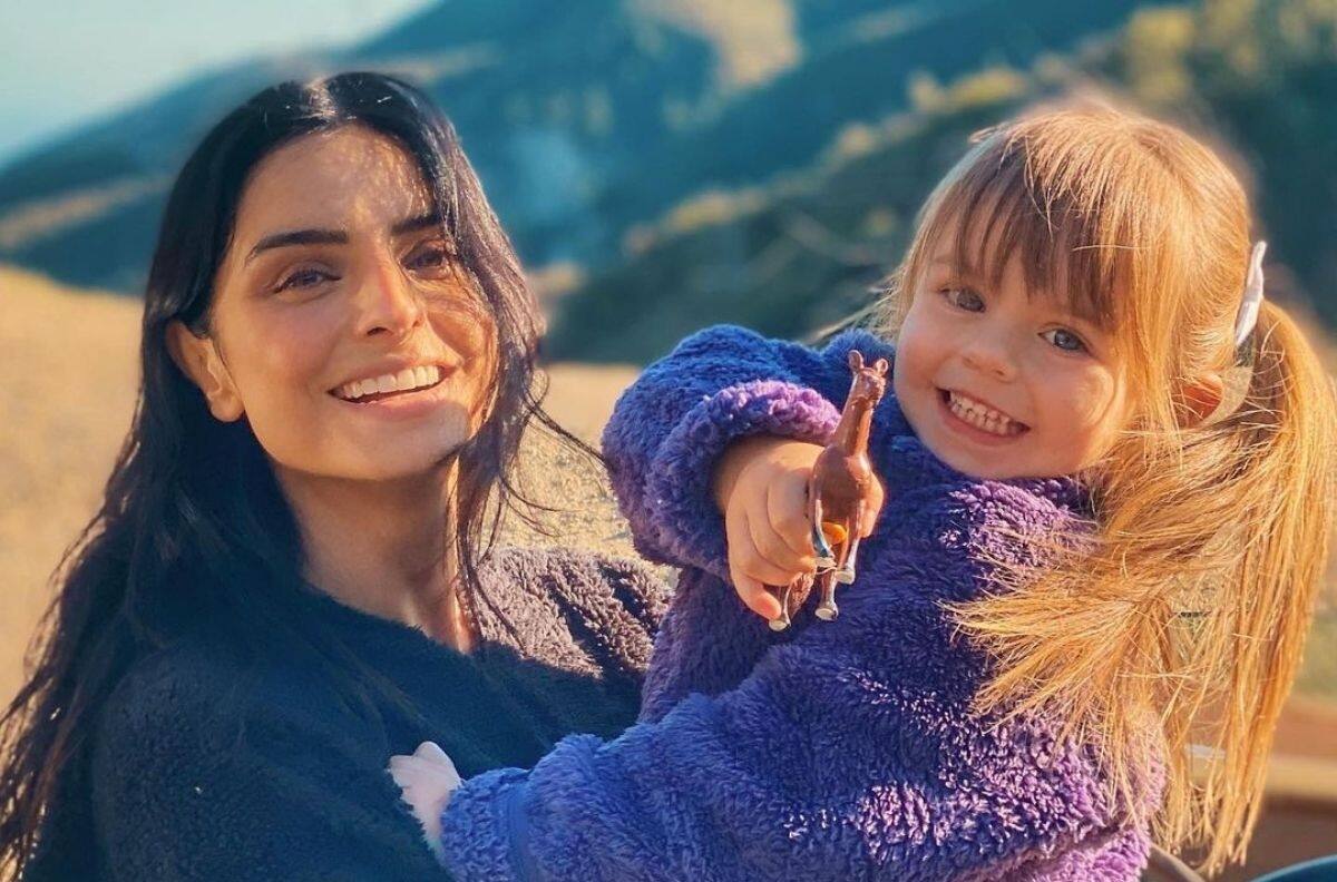 Aislinn Derbez le cumplió el sueño a su hija Kailani de ser "sirena" y le pinta el pelo de rosa