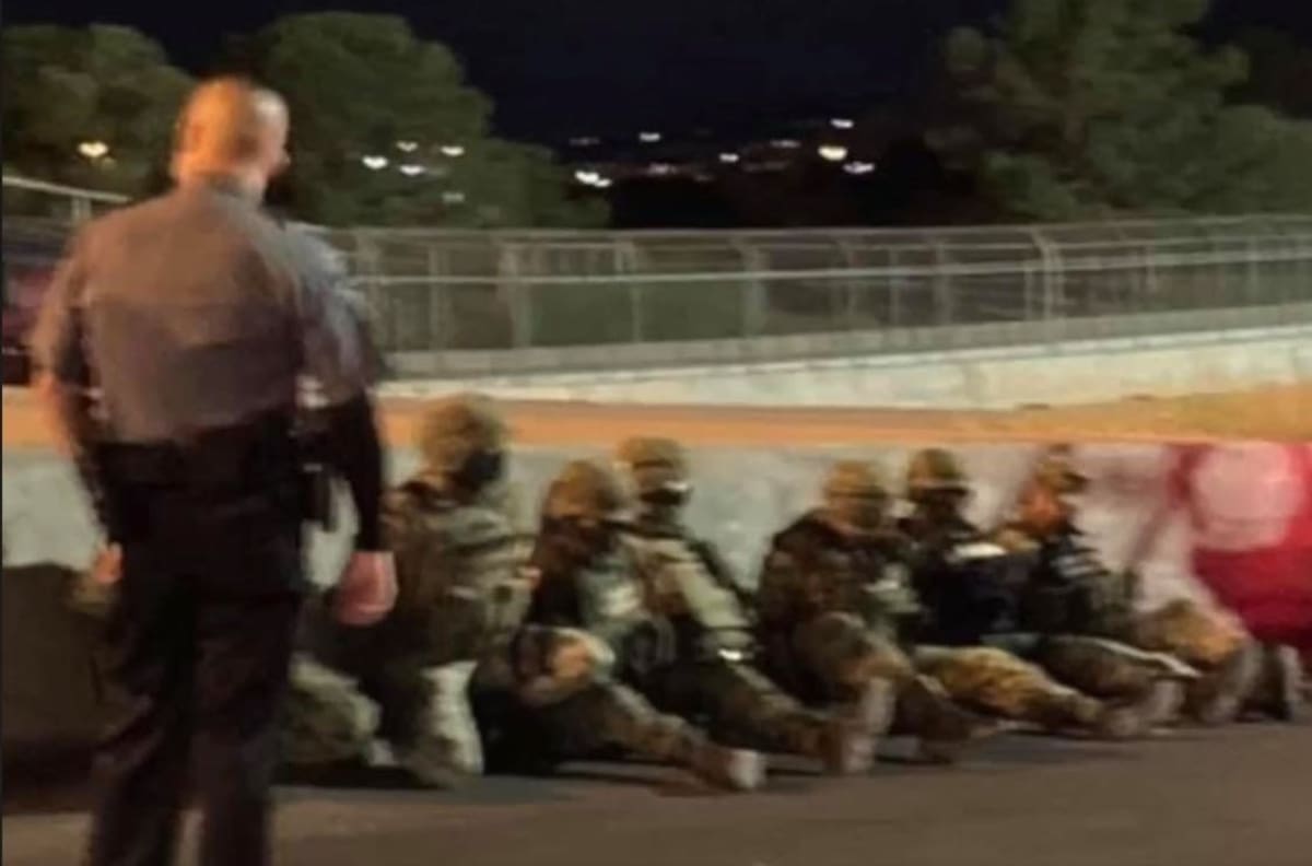 Esposados y sentados: así detuvieron a 14 militares mexicanos en EE.UU.; uno portaba marihuana