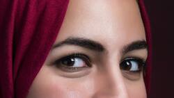 5 ejercicios faciales que te ayudarán a reducir las bolsas en los ojos