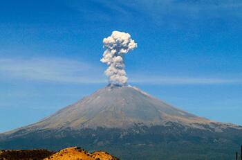 El ritual en el Popocatépetl fue cancelado por intensa actividad en el volcán
