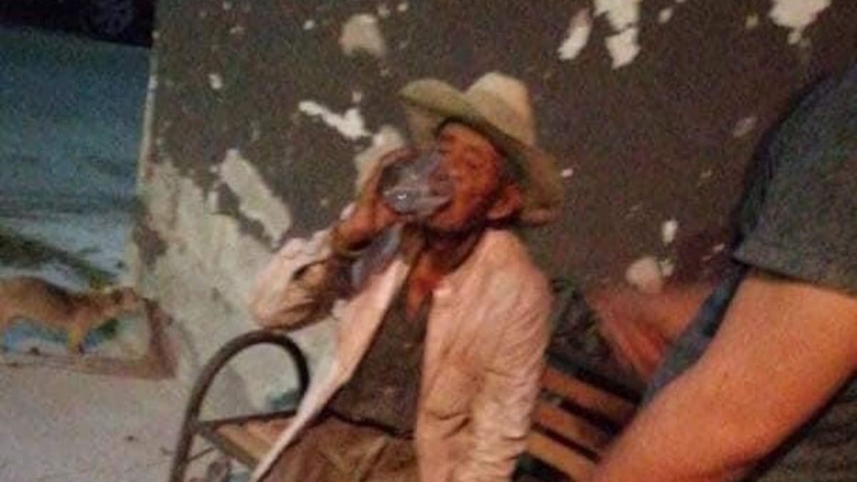 Adoptan a anciano en situación de calle y le cambian la vida, tiene 108 años
