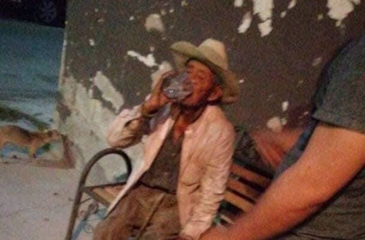 Adoptan a anciano en situación de calle y le cambian la vida, tiene 108 años