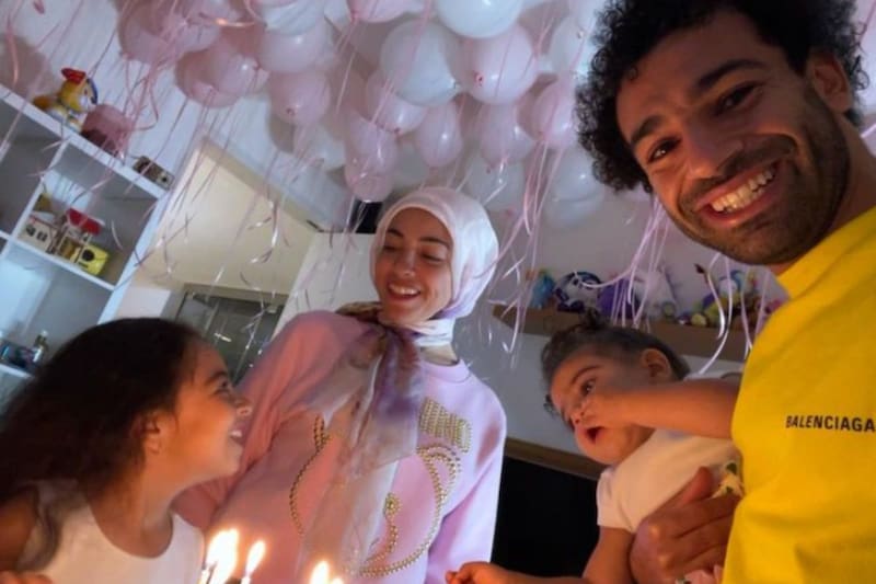 Mohamed Salah presume cada vez que puede a su familia por medio de redes sociales.