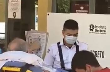 Vota en camilla y conectado al oxígeno hombre de la tercera edad