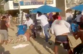 VIDEO | Captan pelea de vendedores contra turistas en playa de Acapulco
