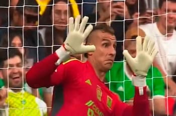 VIDEO | ¿Otro Dibu Martínez? El show de arquero argentino en definición por penales