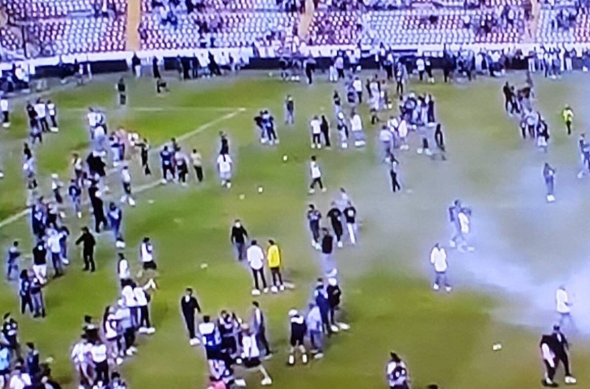 VIDEO | Aficionados se golpean en el campo y se cancela el Querétaro vs Atlas