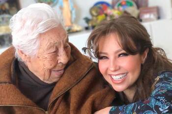 "Casi le doy de comer por las videollamadas": Thalía habló de la salud de su abuelita