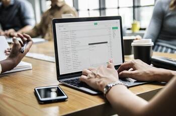 ¿Cuánto te deben pagar si trabajas en Año Nuevo?