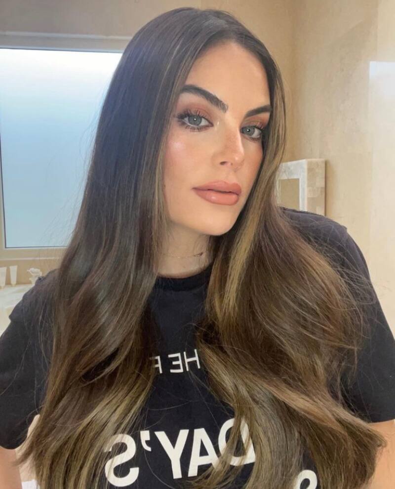 La también actriz lució pupilentes verdes