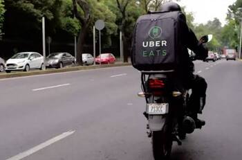 Motociclistas con mochila de Uber Eats disparan a hombre de 40 años