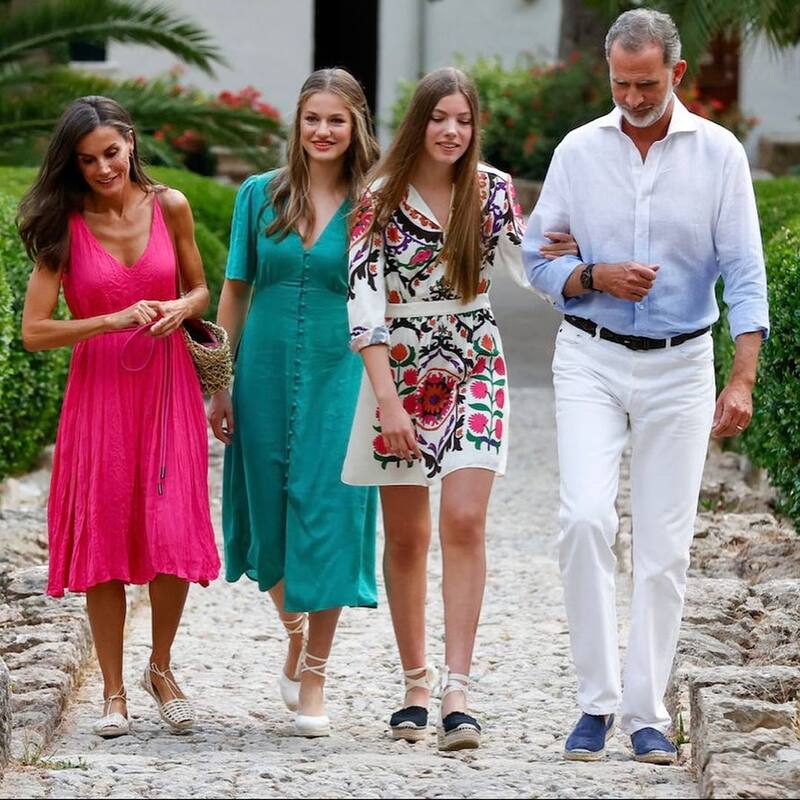 Los reyes de España y sus hijas, la princesa Leonor y la infanta Sofía en su primer posado en los Jardines de Alfabia.