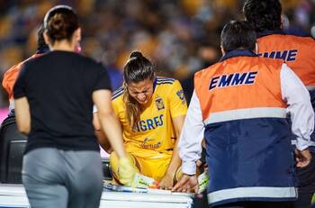 Nayeli Rangel de Tigres Femenil sufre conmoción cerebral en Clásico Regio