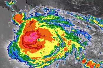 El ojo del huracán 'Olaf' toca tierra en Los Cabos, Baja California Sur; ya es categoría 2