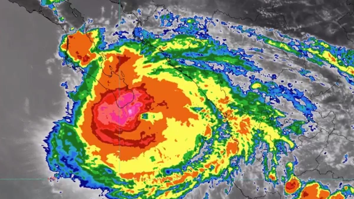 El ojo del huracán 'Olaf' toca tierra en Los Cabos, Baja California Sur; ya es categoría 2