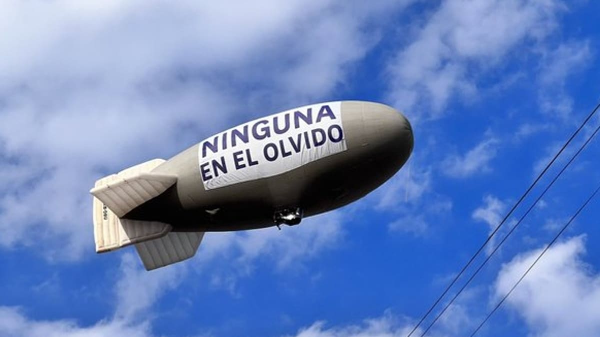 "10 feminicidios diarios": La emotiva protesta por el Día de la Mujer con dirigible en CDMX