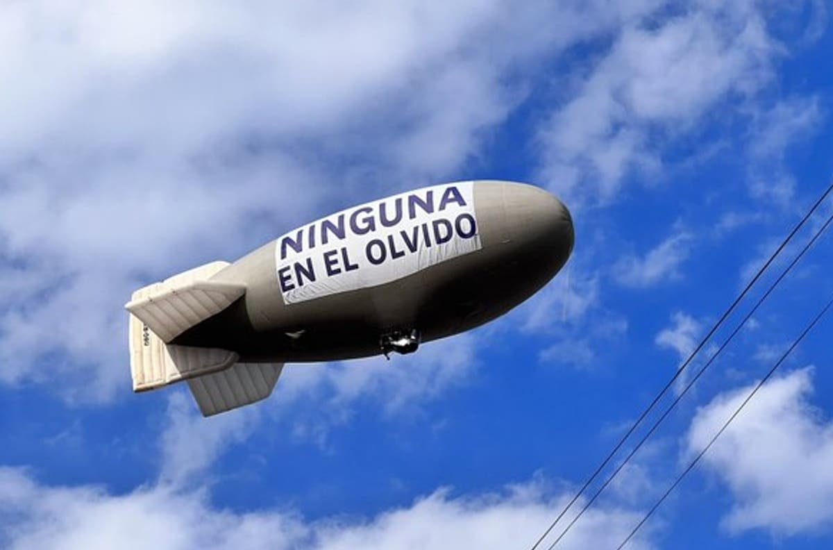 "10 feminicidios diarios": La emotiva protesta por el Día de la Mujer con dirigible en CDMX