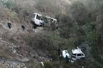 Microbús choca con dos autos y cae a barranco en Naucalpan| VIDEO
