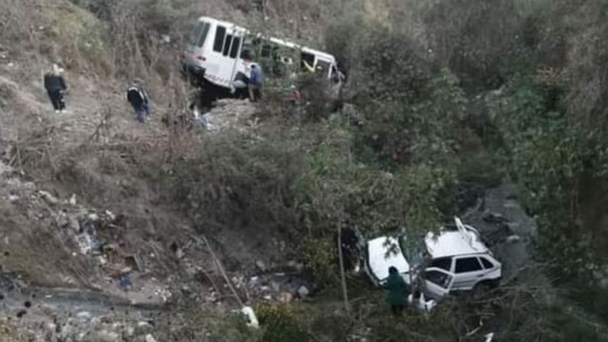 Microbús choca con dos autos y cae a barranco en Naucalpan| VIDEO