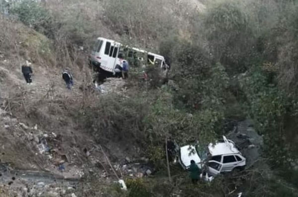 Microbús choca con dos autos y cae a barranco en Naucalpan| VIDEO