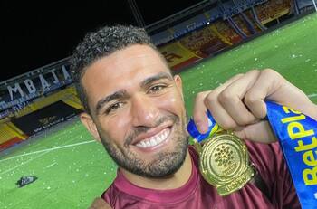 Álvaro Montero abrazó al árbitro central tras obtener el campeonato en Colombia