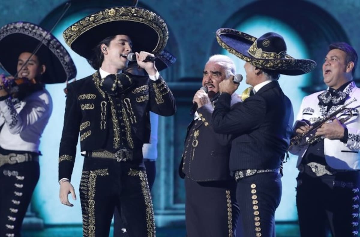Alejandro Fernández y Alex, su hijo, homenajean a Vicente Fernández en su primer concierto juntos