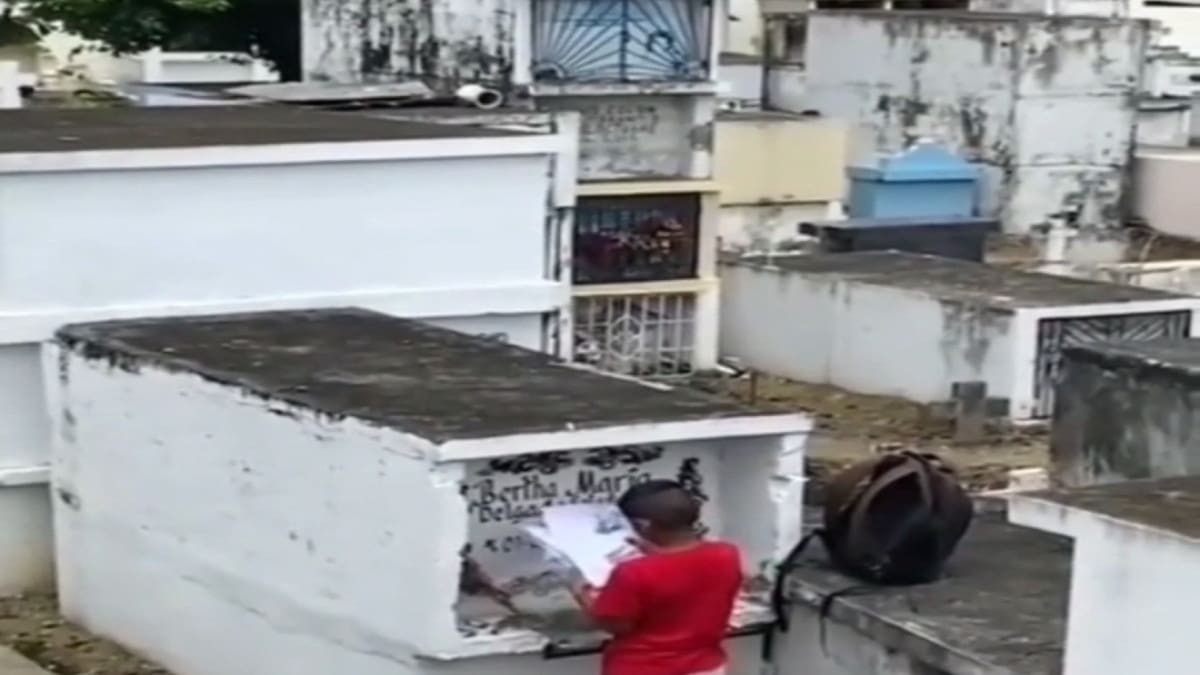 Niño visita la tumba de su madre para mostrarle su boleta de calificaciones y se hace viral
