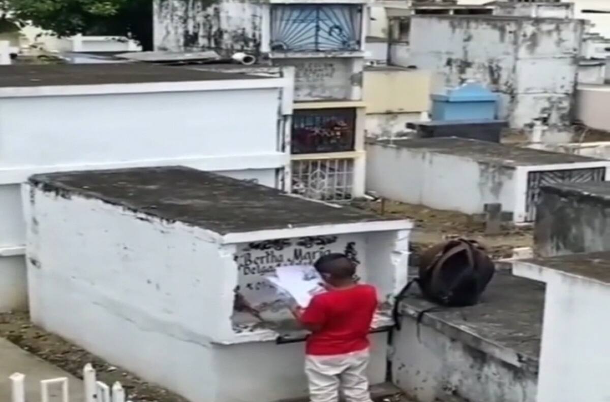 Niño visita la tumba de su madre para mostrarle su boleta de calificaciones y se hace viral