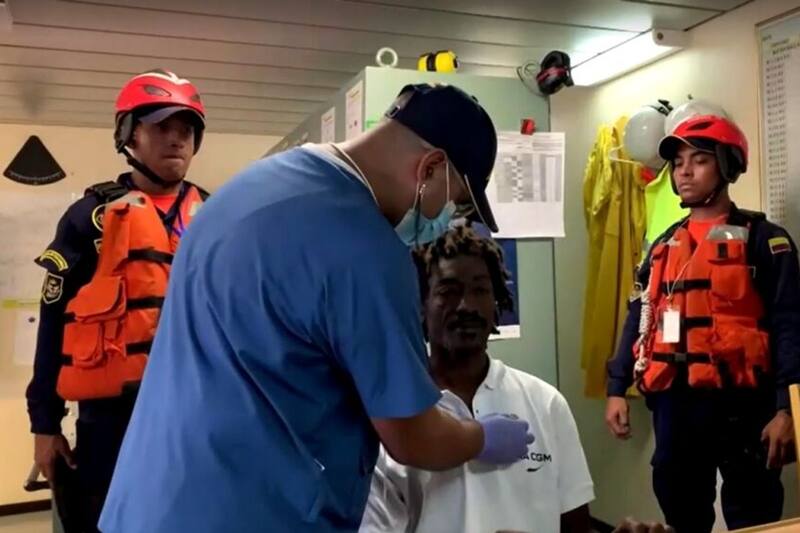 Fue encontrado en medio del mar caribe con la palabra "help" en su velero.