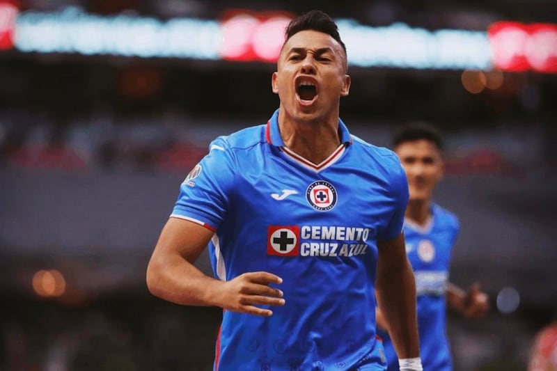 El futbolista chileno Iván Morales gritando un gol en el Cruz Azul.