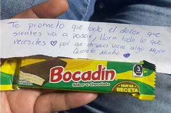 Joven se hace más viral por recibir un chocolate al llorar