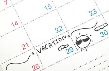 ¿Con cuánto tiempo de anticipación debo pedir mis vacaciones en el trabajo?