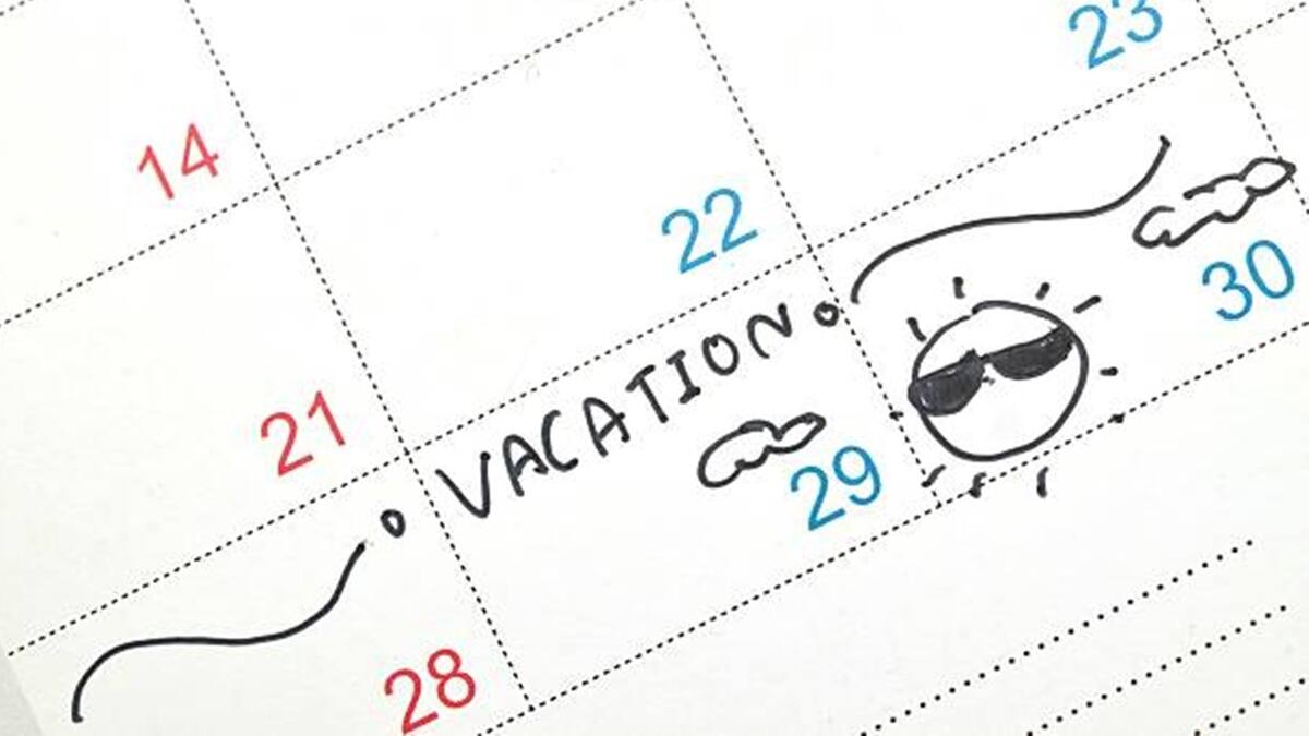 ¿Con cuánto tiempo de anticipación debo pedir mis vacaciones en el trabajo?