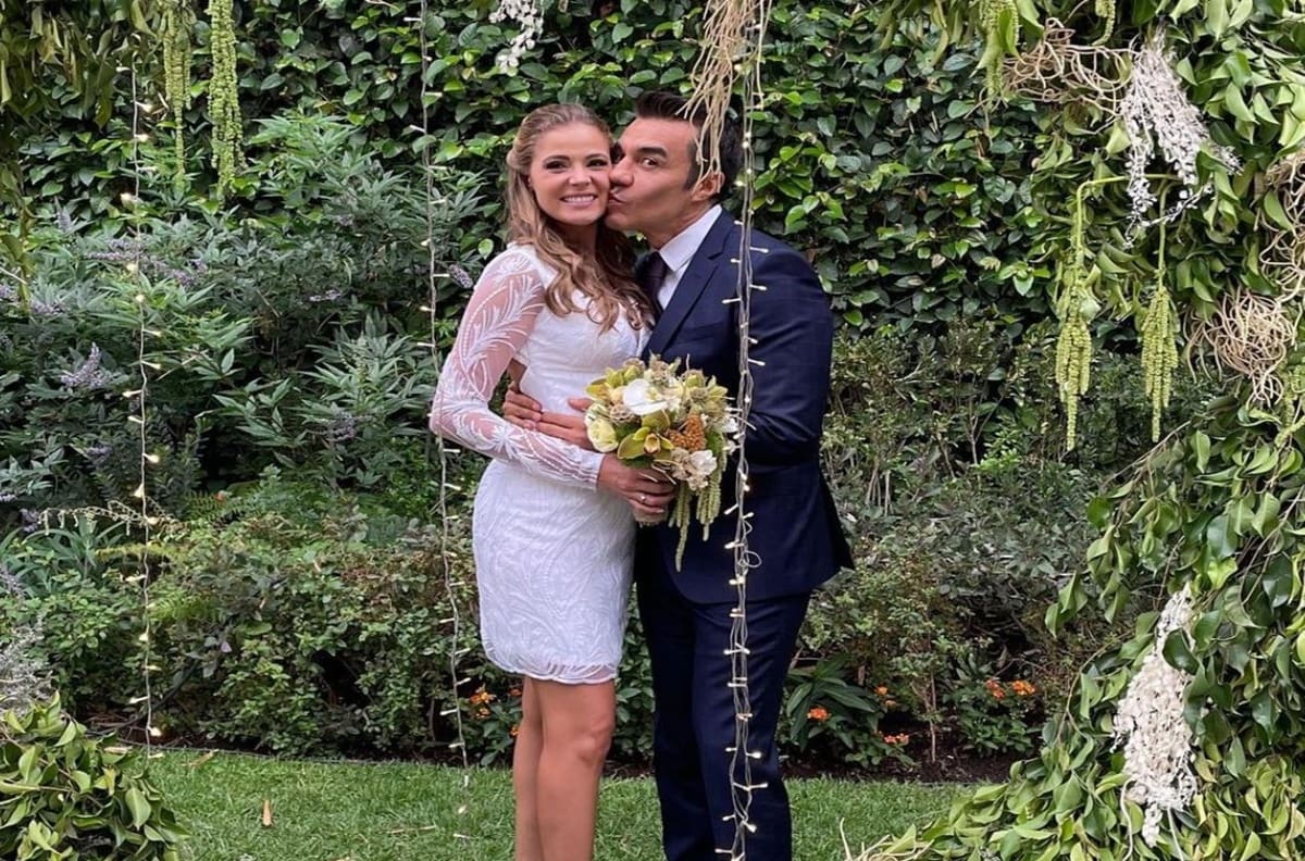 "Les presento a mi esposa": Adrián Uribe se casó en secreto con Thuany Martins