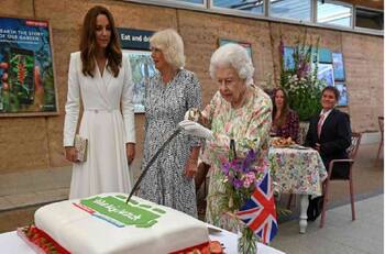 Reina Isabel II rompe el protocolo y corta un pastel con una espada ceremonial en la cumbre del G7