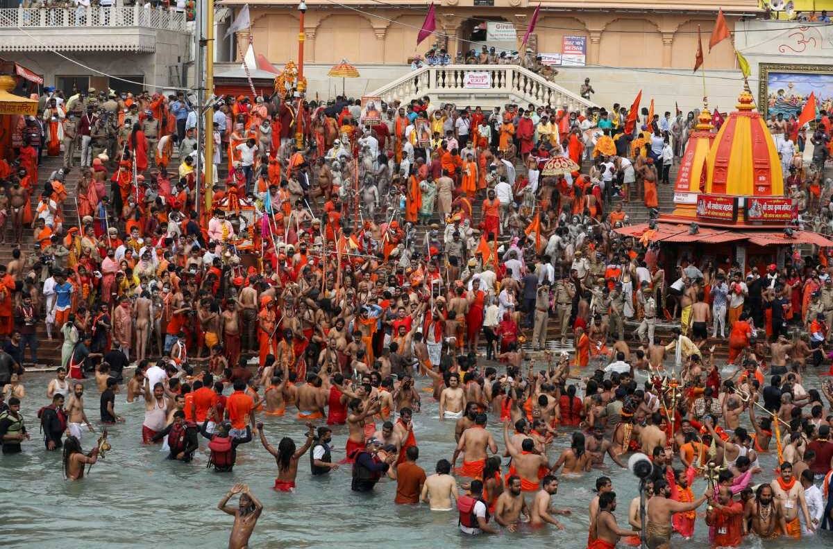 Miles de hindúes hicieron su baño sagrado en el Ganges pese a los más de 168 mil contagios diarios