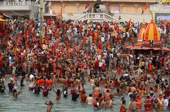 Miles de hindúes hicieron su baño sagrado en el Ganges pese a los más de 168 mil contagios diarios