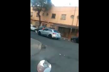 Policía fue embestido por automovilista y lo azota sobre el asfalto: (video)