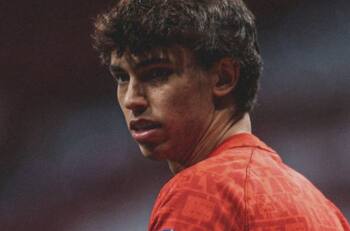 Joao Félix perdió la cabeza y llamó loco al árbitro