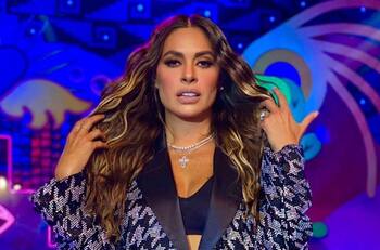 Galilea Montijo se tatúa en pleno programa para festejar sus 50 años: “pa’ lo bueno y pa’ lo malo”