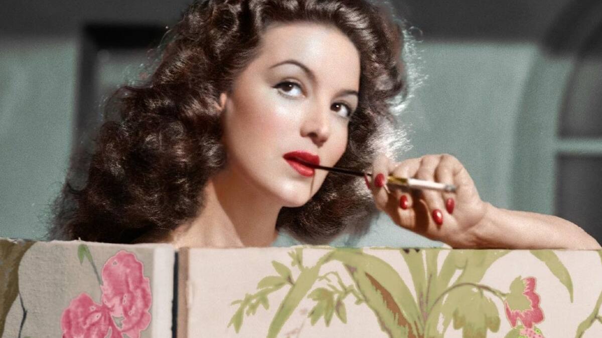 Artista plástico rinde homenaje a María Félix con una Barbie