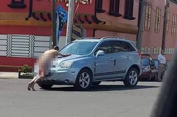 VIDEO: Así captaron a un hombre desnudo afuera de un motel en Puebla