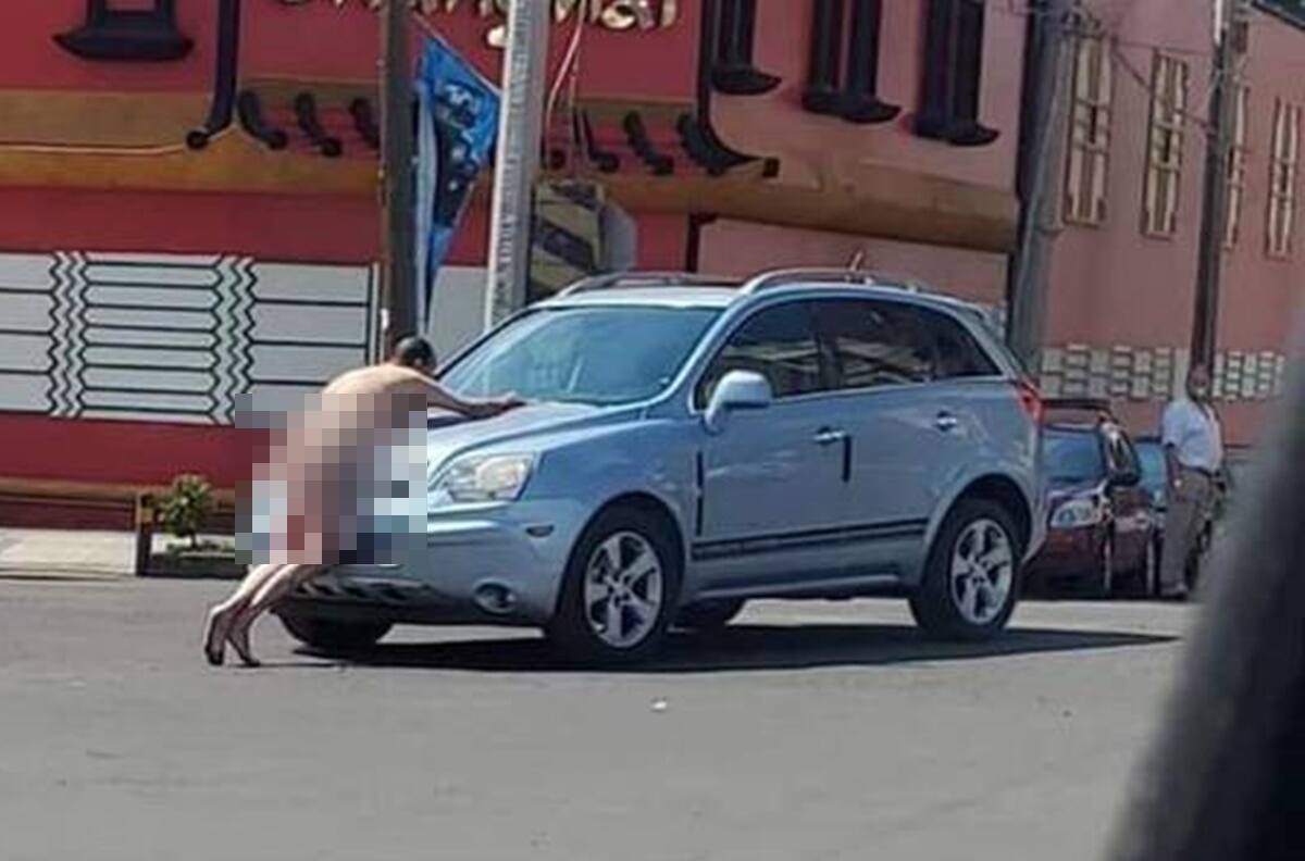 VIDEO: Así captaron a un hombre desnudo afuera de un motel en Puebla