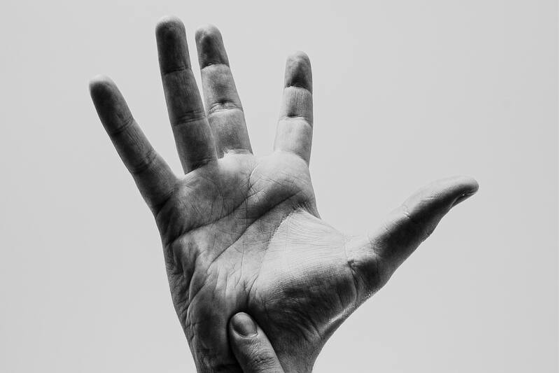 Esta es la posición aproximada en la que deben estar tus manos.