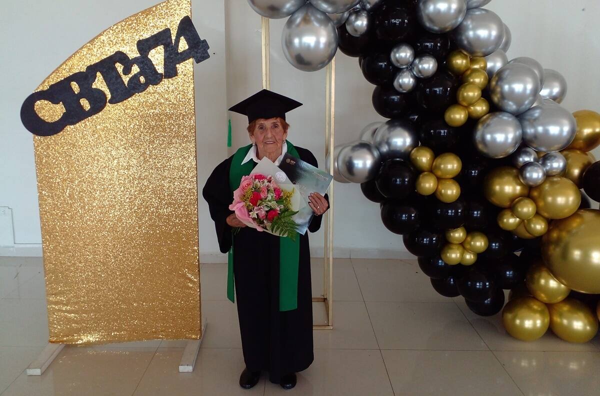 Fotos | Abuelita se graduó del bachillerato a los 84 años