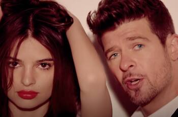 Emily Ratajkowski señala a Robin Thicke de acosarla sexualmente