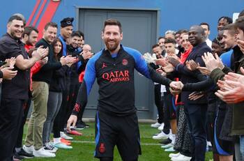 VIDEO | Futbolistas del PSG se rinden a los pies de Lionel Messi