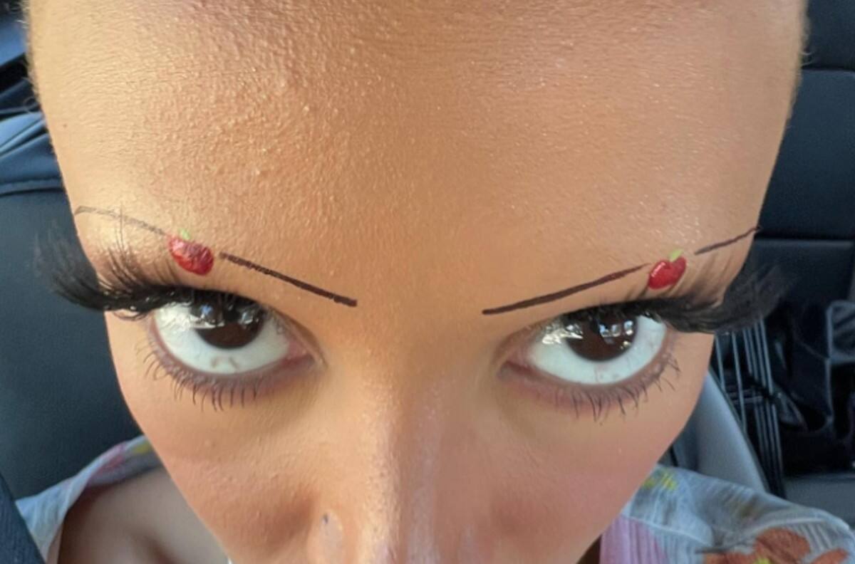 ¿Te atreverías a lucir a la moda con este nuevo estilo de cejas de Doja Cat?